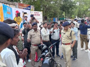 Helmet Distribution : दमोह पुलिस का विशेष यातायात अभियान, चेकिंग के साथ जरूरतमंद वाहन चालकों को हेलमेट वितरण ?