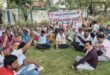 Sought support : संविदा स्वास्थ्य कर्मचारियों की हड़ताल दूसरे दिन जारी, मरीजों को शरबत बांटकर समर्थन मांगा