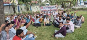Sought support : संविदा स्वास्थ्य कर्मचारियों की हड़ताल दूसरे दिन जारी, मरीजों को शरबत बांटकर समर्थन मांगा