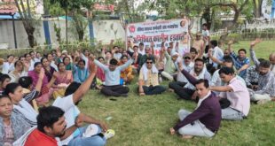 Sought support : संविदा स्वास्थ्य कर्मचारियों की हड़ताल दूसरे दिन जारी, मरीजों को शरबत बांटकर समर्थन मांगा
