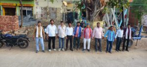 Stiff opposition : बांदा में पेड़ कटान के विरोध में उतरे नागरिक, मानव श्रृंखला बनाकर दर्ज कराया तीखा विरोध