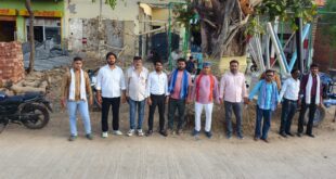Stiff opposition : बांदा में पेड़ कटान के विरोध में उतरे नागरिक, मानव श्रृंखला बनाकर दर्ज कराया तीखा विरोध