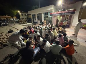 Demonstration : चोरी गए 30 लाख रुपये के जेवरात की बरामदगी को लेकर भाकियू का तितावी थाने में धरना प्रदर्शन