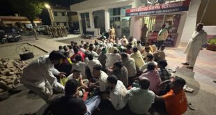 Demonstration : चोरी गए 30 लाख रुपये के जेवरात की बरामदगी को लेकर भाकियू का तितावी थाने में धरना प्रदर्शन