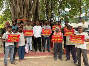 Family in Crisis : मेरठ विकास प्राधिकरण में 30 वर्ष सेवा के बाद सफाई कर्मचारियों की नौकरी खत्म, परिवार संकट में