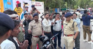 Distributed helmets : पुलिस अधीक्षक ने चलाया विशेष चेकिंग अभियान, जरूरतमंद वाहन चालकों को बांटे हेलमेट