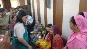 Surprise inspection : तहसील समाधान दिवस से पहले डीएम का औचक निरीक्षण, अधिकारियों को दी चेतावनी; 128 शिकायतों में 21 का मौके पर निस्तारण