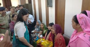 Surprise inspection : तहसील समाधान दिवस से पहले डीएम का औचक निरीक्षण, अधिकारियों को दी चेतावनी; 128 शिकायतों में 21 का मौके पर निस्तारण