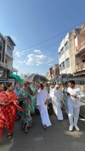 Devotees thronged the venue : श्रद्धा और भक्ति के बीच आर्यिका संघ का भव्य मंगल विहार संपन्न, उमड़े श्रद्धालु