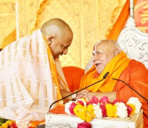 Conclusion of the Shri Ram Katha : सीएम योगी ने रामभद्राचार्य से की भेंट, श्रीराम कथा समापन में हुए शामिल