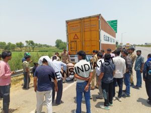 Painful death : बछलोता फ्लाईओवर के समीप खड़े ट्रक से टकराई बाइक, दो युवकों की दर्दनाक मौत