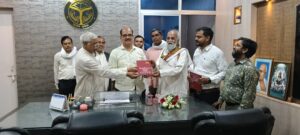 Memorandum and Diary : कानपुर मंडल में संयुक्त शिक्षा निदेशक से शिष्टाचार भेंट, संगठन ने सौंपा ज्ञापन व डायरी