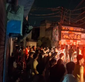 Public outrage erupted : मंडी क्षेत्र पिलखुवा में 24 घंटे बिजली गुल, जनता का आक्रोश फूटा, प्रदर्शन हुआ