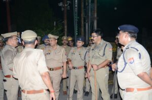 Law and order : बड़ौत में एसपी बागपत के नेतृत्व में फ्लैग मार्च, शांति व्यवस्था का दिया संदेश
