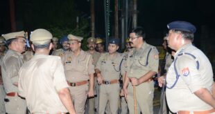 Law and order : बड़ौत में एसपी बागपत के नेतृत्व में फ्लैग मार्च, शांति व्यवस्था का दिया संदेश