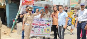 Umbrellas and water : भीषण गर्मी में ट्रैफिक पुलिसकर्मियों को राहत, प्रभारी निधि चौधरी ने बांटे छाते व पानी