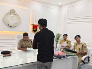 Issued instructions : जौनपुर में एसएसपी कुँवर अनुपम सिंह ने की जनसुनवाई, शिकायतों के त्वरित निस्तारण के निर्देश दिए