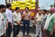 Loaded truck overturns : हापुड़ में यूरिया से भरा ट्रक पलटा, बिना बिल माल मिलने पर जांच व कानूनी कार्रवाई शुरू