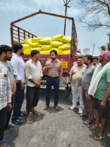 Loaded truck overturns : हापुड़ में यूरिया से भरा ट्रक पलटा, बिना बिल माल मिलने पर जांच व कानूनी कार्रवाई शुरू