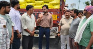 Loaded truck overturns : हापुड़ में यूरिया से भरा ट्रक पलटा, बिना बिल माल मिलने पर जांच व कानूनी कार्रवाई शुरू