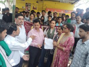 Submitted a memorandum : प्रतियोगी परीक्षाओं में अनियमितताओं के विरोध में छात्र-छात्राओं का शांतिपूर्ण प्रदर्शन, एसडीएम को सौंपा ज्ञापन