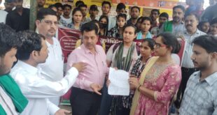 Submitted a memorandum : प्रतियोगी परीक्षाओं में अनियमितताओं के विरोध में छात्र-छात्राओं का शांतिपूर्ण प्रदर्शन, एसडीएम को सौंपा ज्ञापन