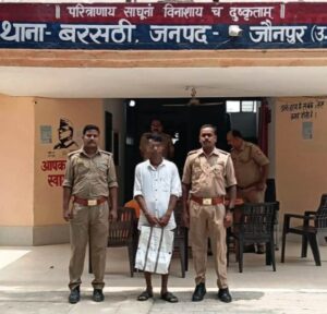 Accused arrested : चोरी की बैटरी के साथ वांछित अभियुक्त गिरफ्तार, बरसठी पुलिस की सक्रियता से अपराधी पहुंचा सलाखों के पीछे