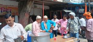 Participation : सीटीआई चौराहा गोविंद नगर शिव मंदिर पर शरबत वितरण कार्यक्रम में समाजसेवियों की रही सहभागिता