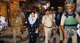 Superintendent of Police : मोहर्रम को लेकर हापुड़ प्रशासन अलर्ट: जिलाधिकारी और पुलिस अधीक्षक ने निकाला फ्लैग मार्च, शांति एवं सुरक्षा व्यवस्था पर विशेष जोर