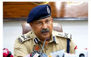 Signs of action : सोशल मीडिया पर ‘दबंग’ बनने वाले सावधान! यूपी पुलिस की है पैनी नजर, डीजीपी ने दिए कड़ी कार्रवाई के संकेत