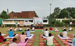 Awareness Message : योग सप्ताह में एचआईवी पीड़ितों संग योग कर सीडीओ ने दिया जागरूकता संदेश
