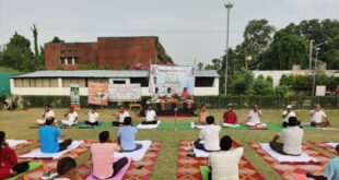 Awareness Message : योग सप्ताह में एचआईवी पीड़ितों संग योग कर सीडीओ ने दिया जागरूकता संदेश