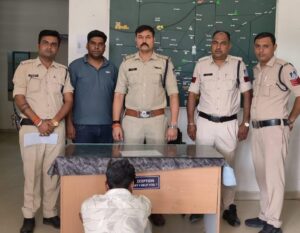 Accused in police custody : नाबालिग पर धर्मांतरण का दबाव बनाने और धमकाने वाला आरोपी पुलिस गिरफ्त में आया