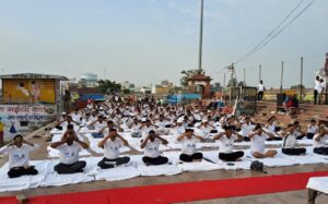 International Yoga Day : बृजघाट गंगा तट पर अंतर्राष्ट्रीय योग दिवस का भव्य आयोजन, स्वच्छता संदेश प्रसारित