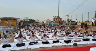 International Yoga Day : बृजघाट गंगा तट पर अंतर्राष्ट्रीय योग दिवस का भव्य आयोजन, स्वच्छता संदेश प्रसारित