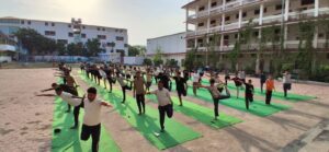 International Yoga Day : एकलव्य विश्वविद्यालय में अंतरराष्ट्रीय योग दिवस के अवसर पर सामूहिक योग