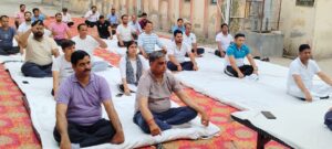 Grand Yoga Camp : हापुड़ न्यायालय परिसर में अंतर्राष्ट्रीय योग दिवस पर भव्य योग शिविर का आयोजन