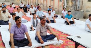 Grand Yoga Camp : हापुड़ न्यायालय परिसर में अंतर्राष्ट्रीय योग दिवस पर भव्य योग शिविर का आयोजन