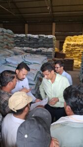 Instructions for action : कलेक्टर ने जबेरा मण्डी खाद केंद्र का निरीक्षण, अनियमितताओं पर सख्त कार्रवाई के निर्देश