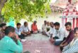 Sitting on a protest sit-in : आज तक नहीं पहुंचा नमामि गंगे योजना का पानी सहेवा गांव के महादेवन मोहल्ले में लोग बैठे धरने में