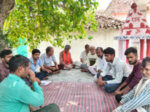 Sitting on a protest sit-in : आज तक नहीं पहुंचा नमामि गंगे योजना का पानी सहेवा गांव के महादेवन मोहल्ले में लोग बैठे धरने में