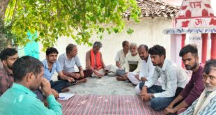 Sitting on a protest sit-in : आज तक नहीं पहुंचा नमामि गंगे योजना का पानी सहेवा गांव के महादेवन मोहल्ले में लोग बैठे धरने में