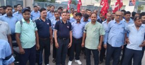 The movement continues : ग्रेटर नोएडा में अनमोल इंडस्ट्रीज कर्मचारियों का काली पट्टी बांधकर प्रदर्शन, मांगें पूरी होने तक आंदोलन जारी