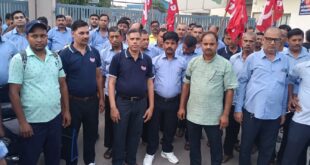 The movement continues : ग्रेटर नोएडा में अनमोल इंडस्ट्रीज कर्मचारियों का काली पट्टी बांधकर प्रदर्शन, मांगें पूरी होने तक आंदोलन जारी