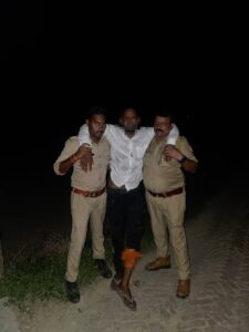Mobile phone recovered : पुलिस मुठभेड़ में वांछित गो-तस्कर पंकज यादव गिरफ्तार, तमंचा, कारतूस, चोरी की बाइक व मोबाइल बरामद