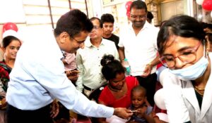 District Hospital : दमोह में कलेक्टर ने जिला अस्पताल में बच्चों को पिलाई पल्स पोलियो दवा, अभियान तेज