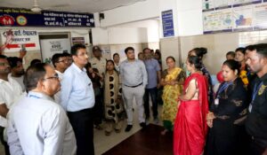 Collector at the hospital : दमोह जिला अस्पताल में कलेक्टर ने आउटसोर्स श्रमिकों के शोषण पर सख्त कार्रवाई के दिए निर्देश