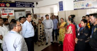 Collector at the hospital : दमोह जिला अस्पताल में कलेक्टर ने आउटसोर्स श्रमिकों के शोषण पर सख्त कार्रवाई के दिए निर्देश