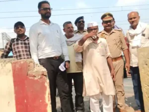 Gate Anna on assurance : रेलवे अधिकारियों के आश्वासन पर गेट अन्ना ने समाप्त किया आमरण अनशन