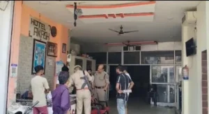 Police have launched an investigation : उत्तर प्रदेश : वीडियो कॉल पर प्रेमिका के सामने युवक ने होटल में लगाई फांसी, पुलिस जांच में जुटी